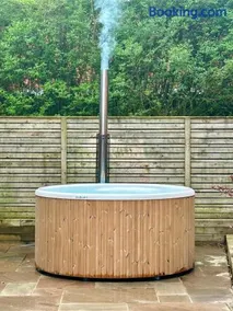 Elletson Park Wood fired Hot tubs, Caravans & Pods - Image 4
