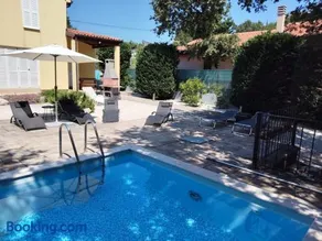 Dee's House and Pool - Image 1