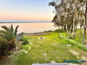 The Pelican Palace Your Perfect Retreat Absolute waterfront, Stunning Clear Water View and Direct Access to water - Image 5