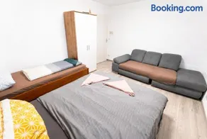 Elegant Villa with Free WiFi Sleeps 31 - Image 2