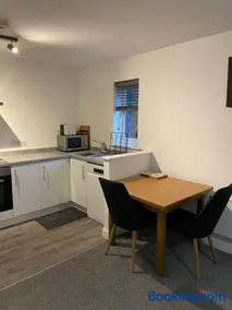Large 2 bedroom apartment, 4 beds one 1 en-suite, Free parking Nr Chelt Elmore and Quays - Image 5