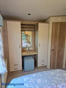 8 birth Diamond rated Caravan, en-suite, with decking at Parkdean resorts, Southview holiday park - Image 4