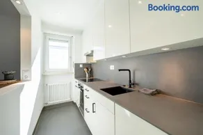 Renovated Lake View Apt with AirCon - Image 3