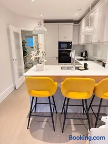 Spacious 4-Bedroom House Ideal for Contractors, Families & Business Stays in Reading, Offers 3 Parkings - Image 5