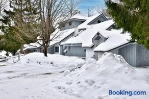 Woods Resort and Spa - Cozy 2-Bedroom Condo Minutes to Ski Resort - Spa, Pool, Hot Tub, Tennis, Fireplace - Image 3