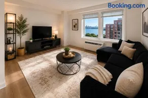 Midtown East Waterfront Stay - Image 1