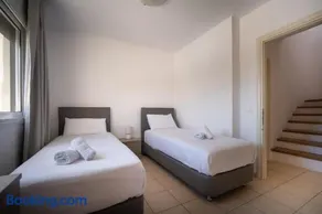 Villa Renata -Pool, Large Garden & Free Parking, 2 Minutes Walk from The Beach - Image 3