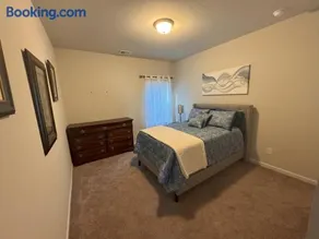 Urban Oasis Cozy 4bedrom Home - Image 2