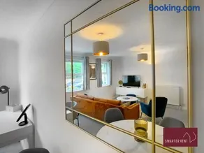 Wokingham - 2 Bedroom Maisonette - With Parking - Image 4