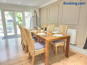 Stylish 3-Bedroom House with big Garden & Parking - Image 4