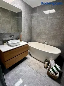Melbourne 2 bedroom Bayside Retreat with bathtub- Near Westfield Shopping Center-Free Parking - Image 3