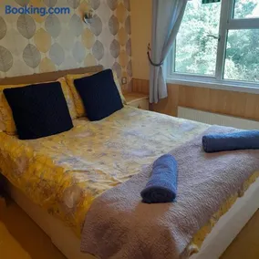 Cabin Sleeps 6 with Indoor Pool Parking - Image 2