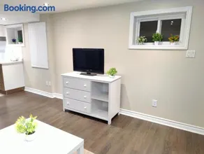Family-Friendly Spacious 2BR Cozy Basement Suite - Near Attractions - Sleepsn5 - Image 4