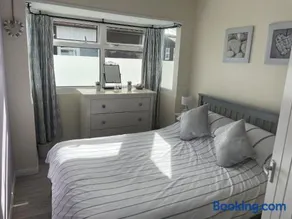 Pebbles 144 South Shore 2 bed chalet 2 dog friendly, sleeps 4 - Image 3