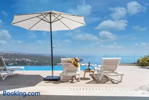 Premium villa, heatable infinity pool, jacuzzi and seaview, beach and city just 10min by foot - Image 1