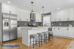 Modern 3BR Retreat Near NYC, EWR & MetLife - Image 5