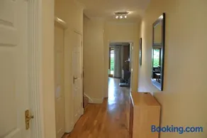 Heyward Mews Holiday Homes Sleeps 6 No 6 by Trident Holiday Homes - Image 3