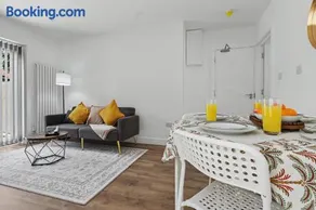 Free Parking 2 BR Heathrow LHR Terminals - Image 3