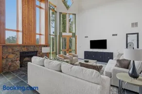 4 Bedroom Waterfront Home - Image 3