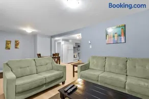 Cozy 2BR Loft Fast WiFi Parking - Image 2