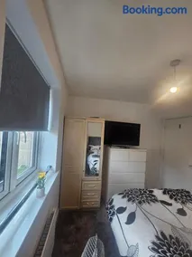 Peachy velvet room in a flat for female guest only - Image 5