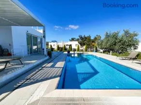 4-Bed Villa Private Pool and Ocean Views - Image 1
