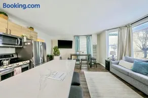 DT Stylish & Newly Renovated Home 2BR Sea Tac 6 Miles with AC - Image 3