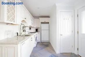 Walk to Stadiums & Downtown, Jet Tub, Historic Apt - Image 3