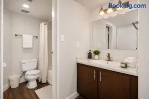 Spacious Tempe 2BR Pool Gym Near ASU - Image 2