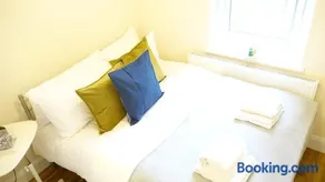 Heathrow Ensuite Rooms- Auto check in - Image 5