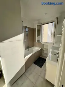 Appartement de 2 chambres situé à 3 minutes du métro comprenant une cuisine équipée, lave-linge et Wi-Fi haut débit - Image 2