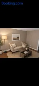 Cozy 2BR Villa Park Condo Near Train & Chicago - Image 2