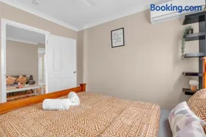 Quaint 2 bedroom fully furnished Cottage - Image 1