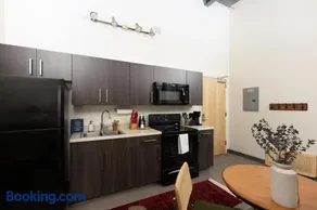 Cream City Industrial Loft Near Fiserv with Parking - Suite 4 - Sleeps 8 - Image 3
