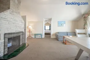 146 Peaceful 3BR Lakeside Retreat for Families - Image 2