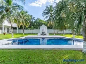 Hermosa hacienda con cenote y alberca privada - Image 1