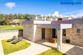 AG Stone Home - Idyllic Beachside Villa in Isthmia - Image 1