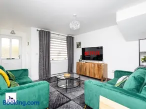 Greenwood by Alt-Stay Contractor Accommodation - 4 Bed Contractor Home With Parking, Wi-Fi & Full Kitchen - Ideal For Long stays - Image 1