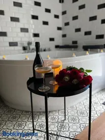Nuit Magique Love room avec Jacuzzi Privé Nantes - Image 5