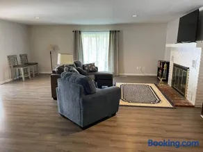 Spacious Cabin Retreat - Sleeps 12 -1hr from STL - Image 3