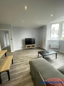 Square Flat - En-Suites - Luxury - 6 Guests - Image 3