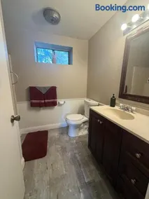 Quirky, peaceful, private studio with deck, 2 mins from downtown - Image 2