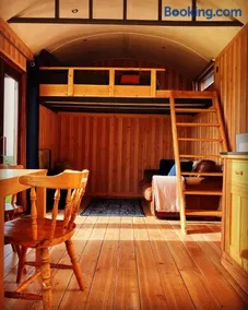 Shepherds Hut in a private meadow with sea views - Image 3