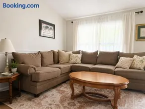 Spacious 3BR 3 Bath King Suite Pet Friendly - Image 2