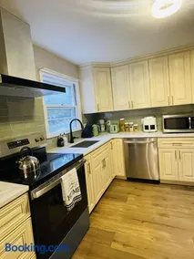 Private Estate, walk to Princeton downtown, 3 Bedrooms, 2 Bath, with Free Parking - Image 4