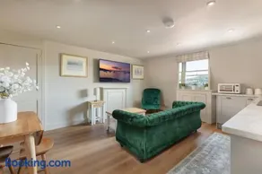 Paragon House Luxury Apartment, Central Bath - Image 2