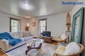 Boho Garden Bungalow Near IU, Downtown, EV Level 2 Station - Image 3