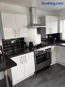 Stylish 4BR Home - Sleeps 7 - Parking & WiFi - Image 3