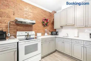Boutique 2BR Apartment on James St North Sleeps 6 - Image 3