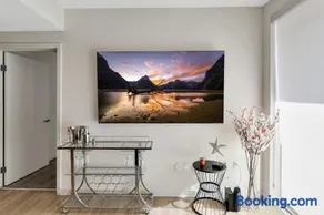 5 Heart of Santa Monica apartment - Image 2
